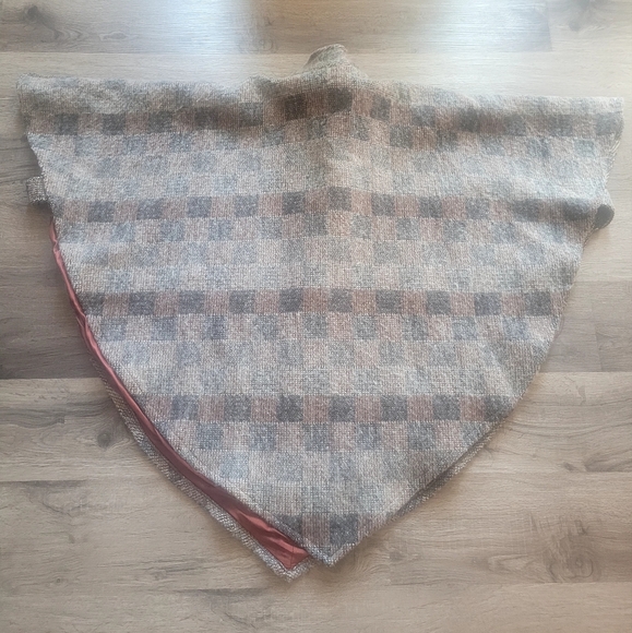 Antels Wool Cape - Picture 10 of 11